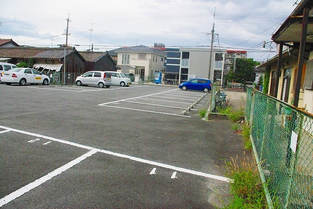 新生モータープールの外観