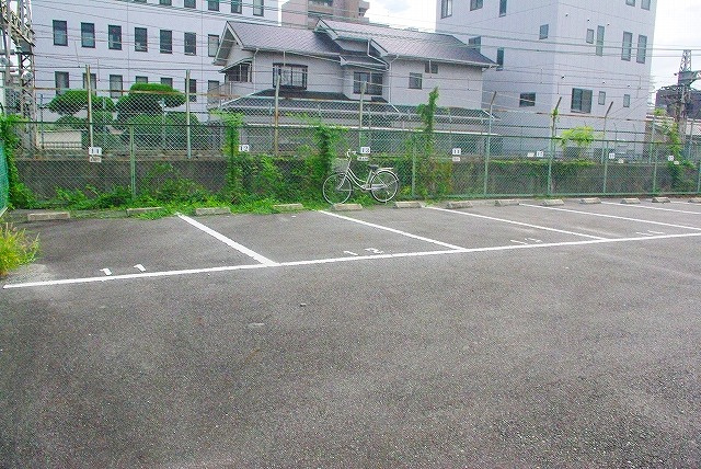 新生モータープールの外観