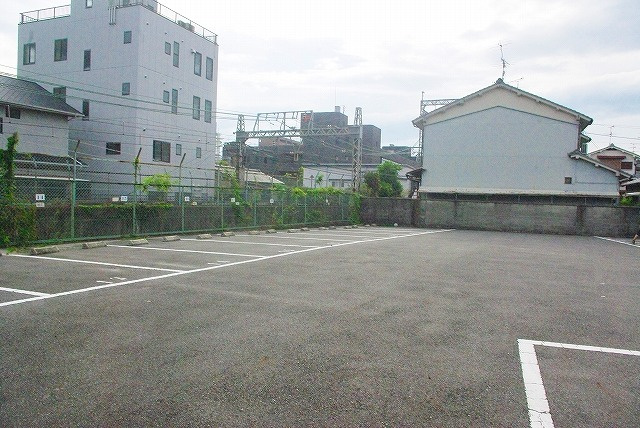 新生モータープールの外観