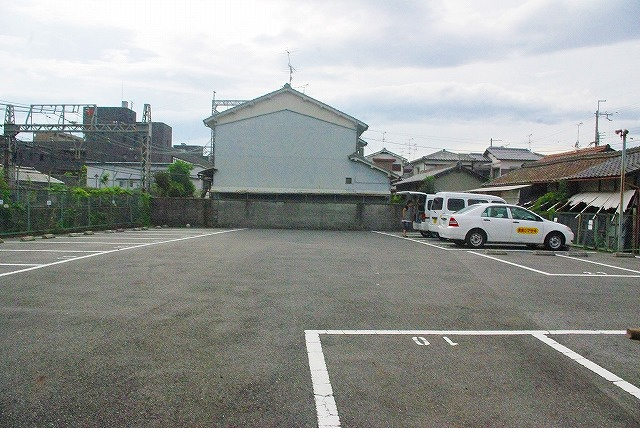 新生モータープールの外観