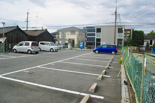 新生モータープールの外観
