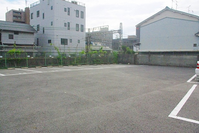 新生モータープールの外観