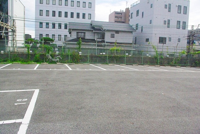 新生モータープールの外観