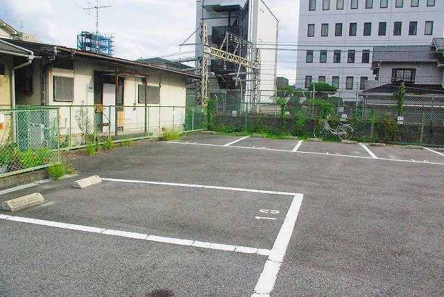 新生モータープールの外観
