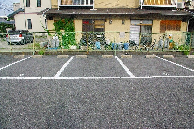 新生モータープールの外観