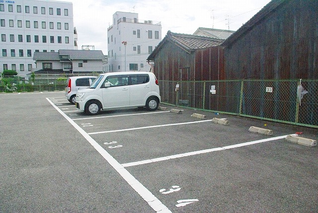 新生モータープールの外観