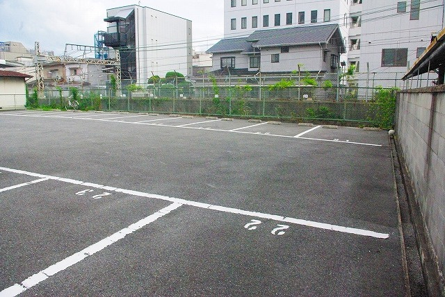 新生モータープールの外観