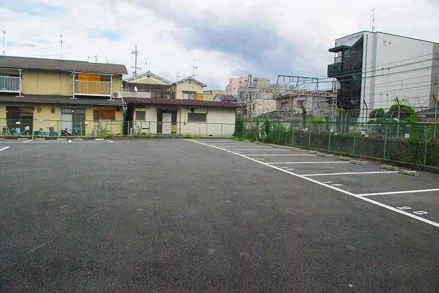 新生モータープールの外観