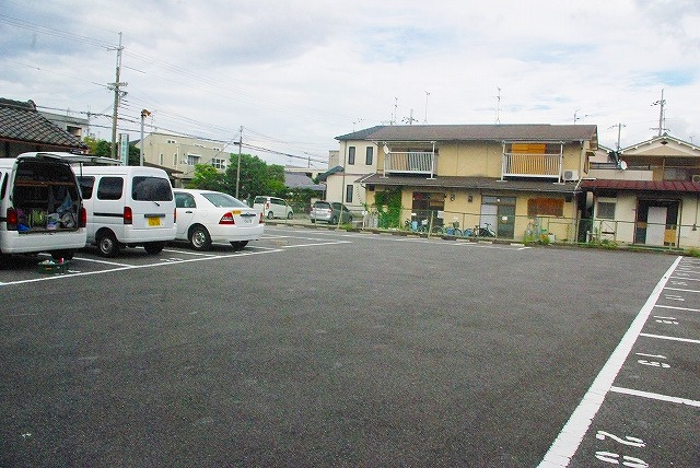 新生モータープールの外観