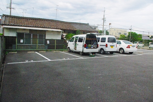 新生モータープールの外観