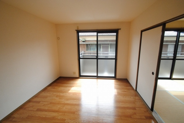 ジュネス御井の洋室