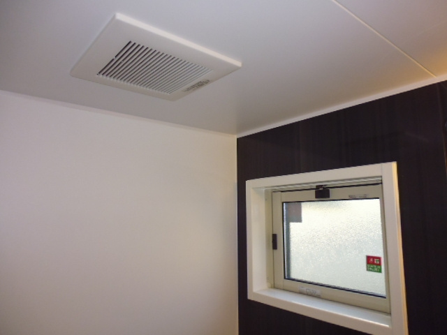 キャスバルＢの浴室|風呂窓・換気扇