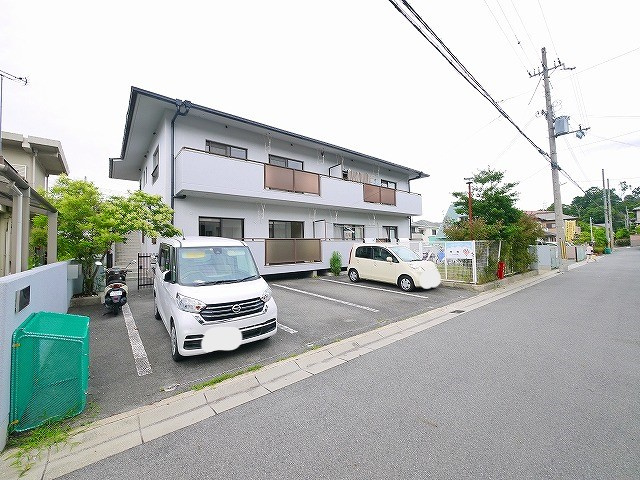 メゾンフルールの駐車場