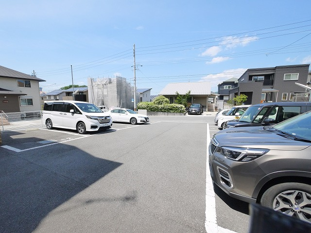 木津ロイヤルメゾンの駐車場