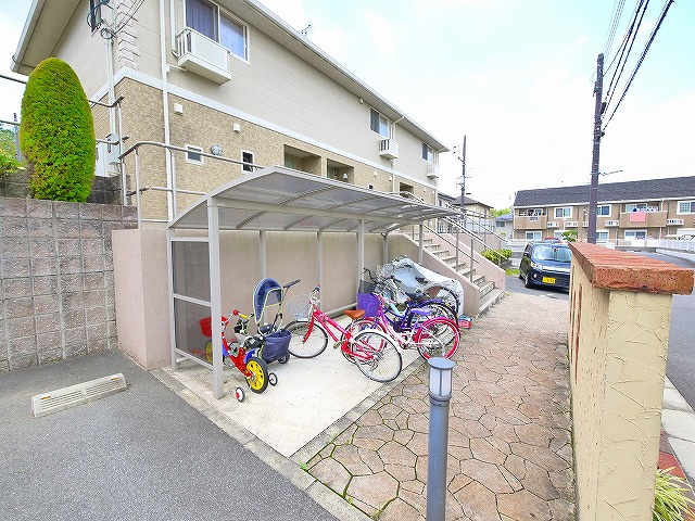 リビングタウン州見台Bのその他共用部分|屋根付き駐輪場です