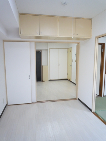 ドミプレリュード久米川の洋室|上部収納あり