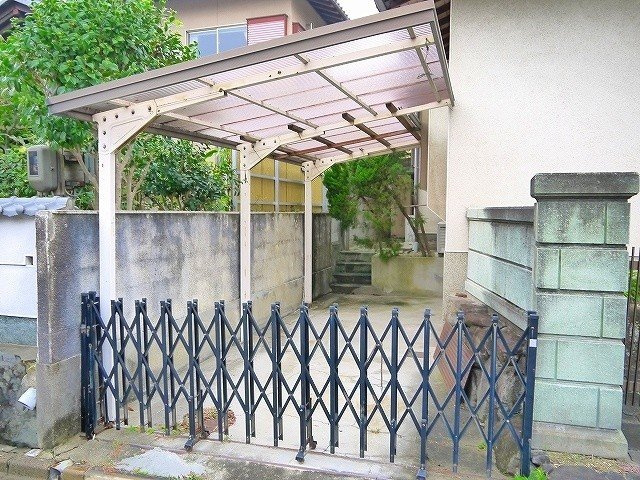 西口邸の駐車場