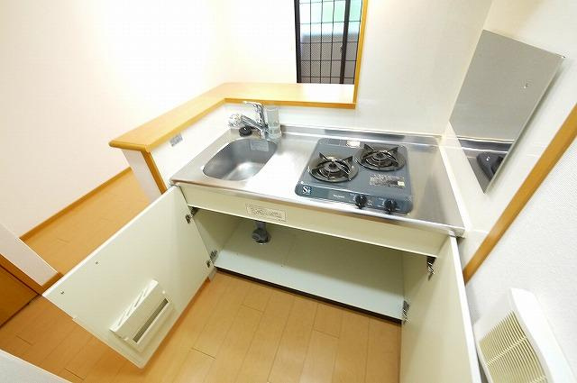 阪奈コーポのキッチン|コンパクトなキッチンで掃除もラクラク
