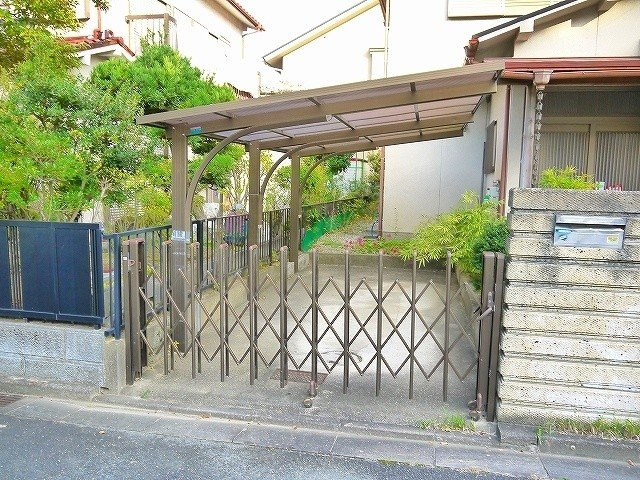 あやめ池南７丁目貸家（881-6）の駐車場|駐車場に車を止められます
