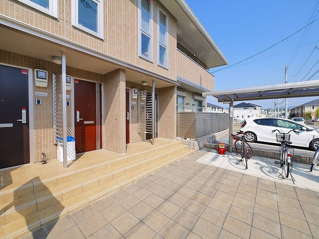 Fiore城山台　Eastのエントランス|アパートの顔であるキレイなエントランスです