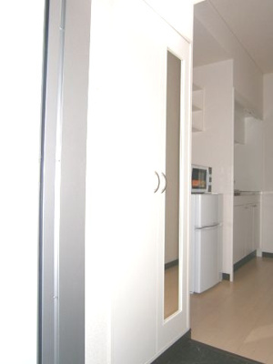 【玄関】 | サンシティーⅢ | シューズボックスの扉には姿見鏡も！