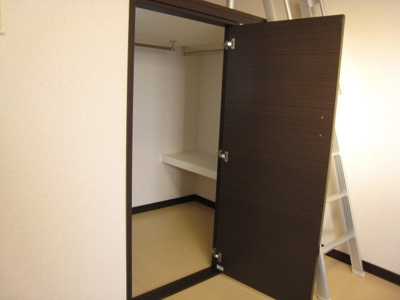 【収納】 | サンシティーⅢ | ウォークインクローゼットの中。照明もちゃんとあります。