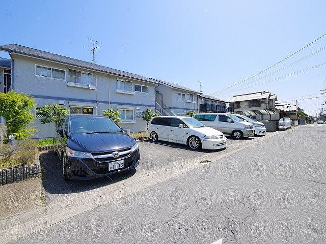 ファミイユの駐車場