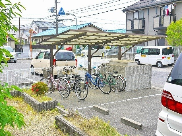 ファミイユのその他共用部分|屋根付きの駐輪スペースがあります