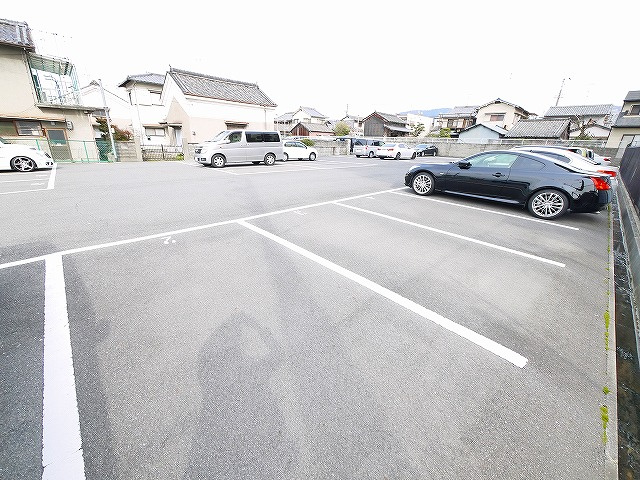 レイセニット奈良グラン・ヴェルジェの駐車場|駐車場があるので、車を買う予定の方も安心です