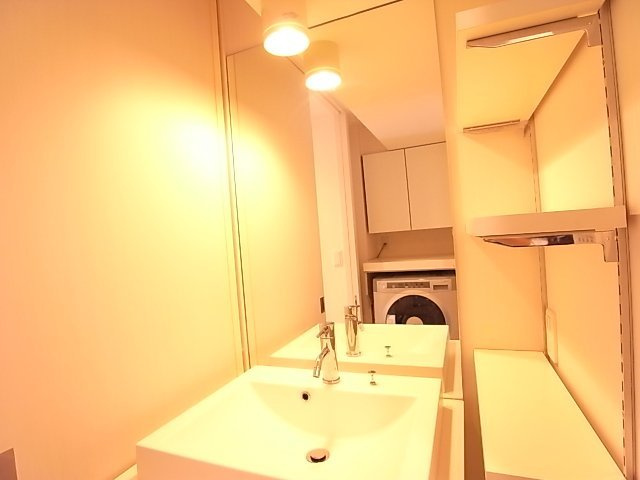 イニシアイオ大名の独立洗面台|イニシアイオ大名（1LDK）　独立洗面台
写真は別号室タイプです