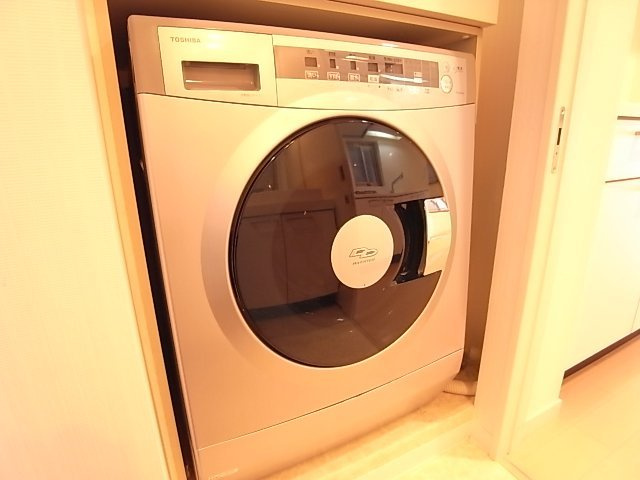 イニシアイオ大名の設備|イニシアイオ大名（1LDK）　ドラム式洗濯機
写真は別号室タイプです