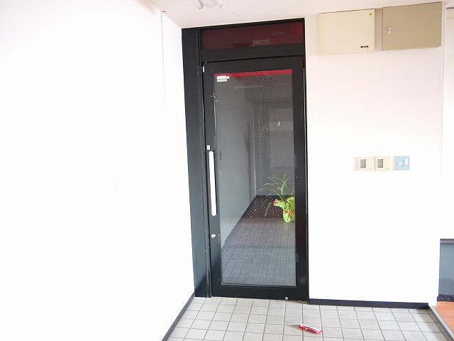 古川ビル（西）のエントランス