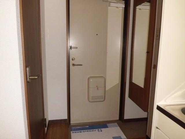 メゾンエストの玄関