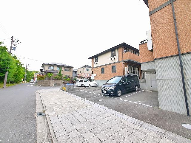 プラムヒルⅡの駐車場|駐車場があるので、車を買う予定の方も安心です