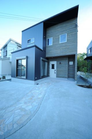クロワールタウン東山公園　モデルハウス仕様　新築戸建の前面道路含む現地写真|前面道路　5.7ｍ以上　駐車が苦手な方も安心です