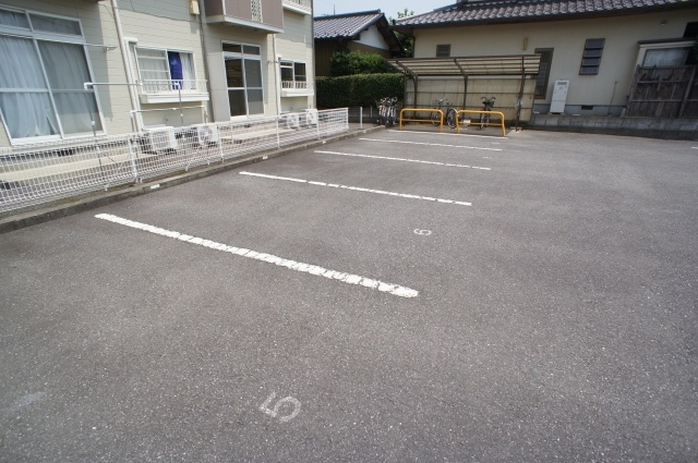 エスポワールＭの駐車場