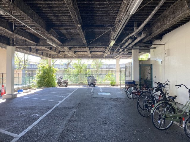 プレアール本郷の駐車場