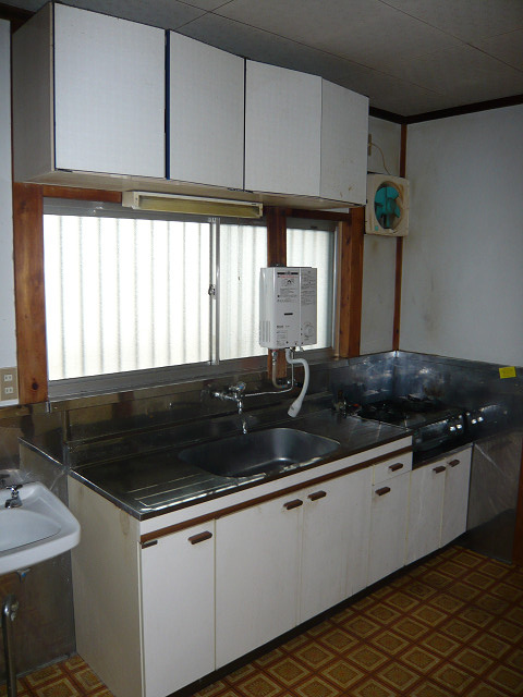 コーポ新倉のキッチン|湯沸し器付き