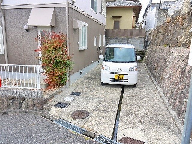 中村一戸建（あやめ池北３丁目）の駐車場