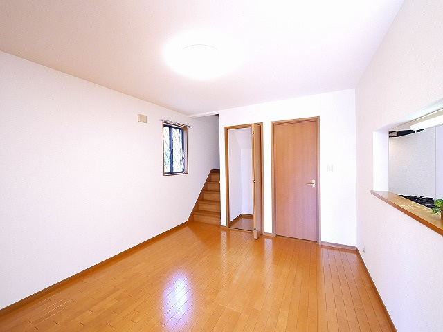 リビングタウン学園北　Ｃ棟の居間・リビング|こちらのリビングで趣味の時間をお楽しみください