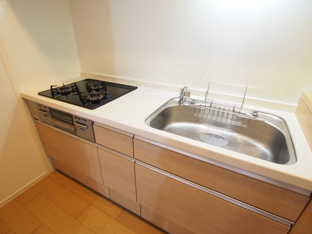 【キッチン】 | コート徳川山 | グリル付き+３口コンロ！シンクも広めで使いやすそうです♪