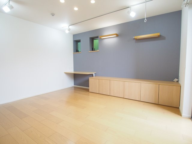 【居間・リビング】 | コート徳川山 | ブルーのアクセントクロスも素敵です♪