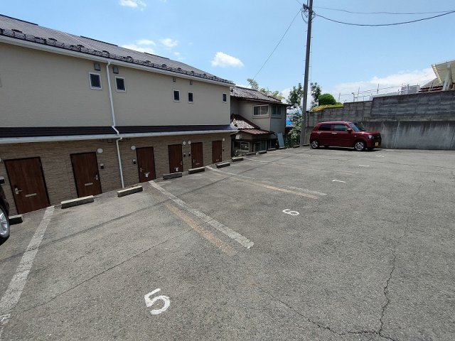 ネオ・メープル高松の駐車場