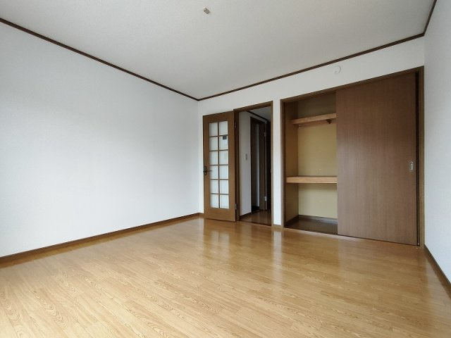 ネオ・メープル高松の居間・リビング