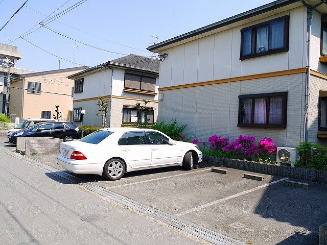 サニーコート結崎Aの駐車場|駐車場があるので、車を買う予定の方も安心です