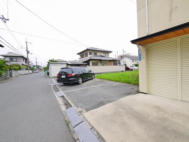 太田貸家（宝来２丁目）の駐車場|駐車スペースもあります