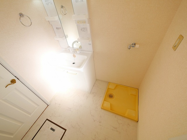 矢追テラスハウス　A棟の独立洗面台|独立洗面台、朝の身支度には欠かせません