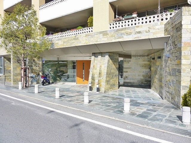 ピアッツァコート西大寺のエントランス