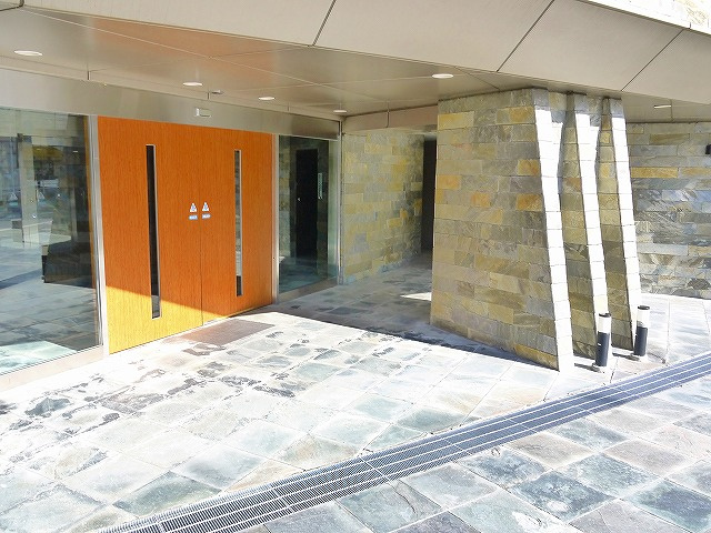 ピアッツァコート西大寺のエントランス