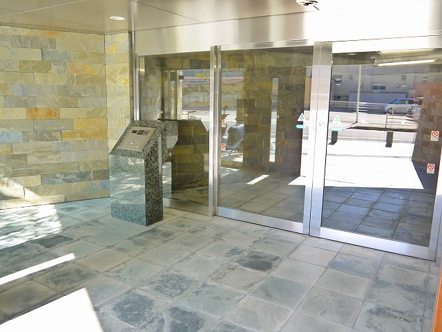 ピアッツァコート西大寺のエントランス